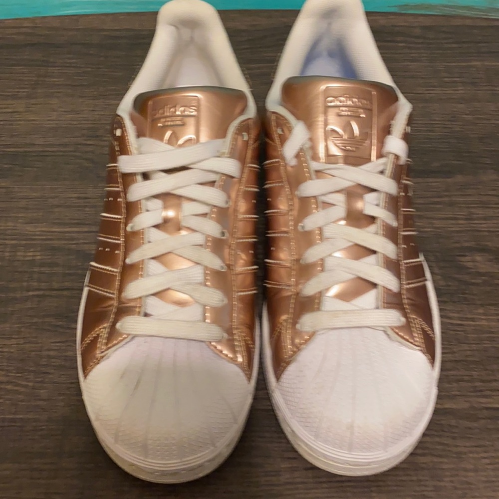 Ultra-Rare Adidas Superstars in metallic rose gold size US 8 1/2